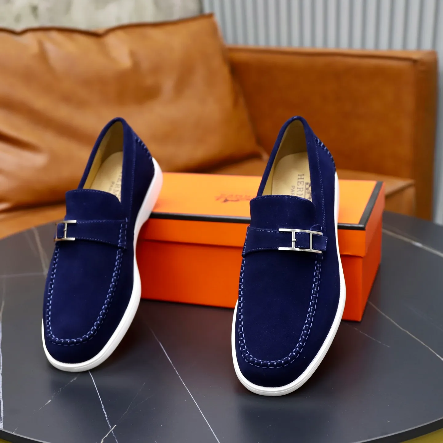 Ex-factory price: 540💰Hermès/Hermès slip-on men's shoes. This shoe is made of imported cow suede leather, with simple and smooth lines, and a 3CM rubber foam ultra-light sole combined with aerodynamic design! Youthful and fashionable, H button decoration, contrasting leather embellishment on the heel, calf lining to gently wrap your feet, with embossed logo cowhide feet, leather rock strips, casual and urban style, highlighting youthful vitality, sports and leisure version, super versatile Size number: 38-39-40-41-42-43-44 Standard leather shoe size (45 can be customized but does not support returns)